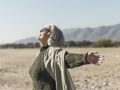 Medium Shot Woman With Sunglasses Outdoors